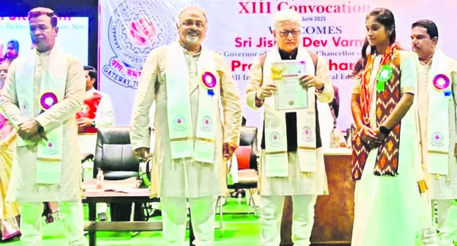 ఫార్మసీ విద్యార్థినికి స్వర్ణ పతకాలు