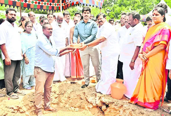 సముదాయ భవన నిర్మాణానికి భూమిపూజ 