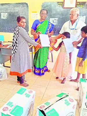తెలుగు పాఠశాలలో చేరితే టేబుల్‌ ఫ్యాన్‌ ఉచితం 