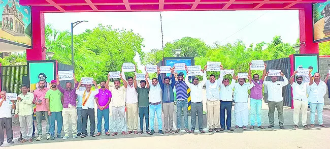 డీఈవో అవినీతిపై విచారణ జరపండి