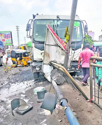 బొగ్గు లారీ బీభత్సం 