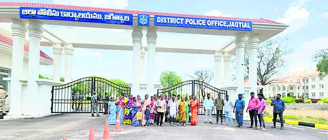 ఎస్పీ కార్యాలయం ఎదుట ఆందోళన