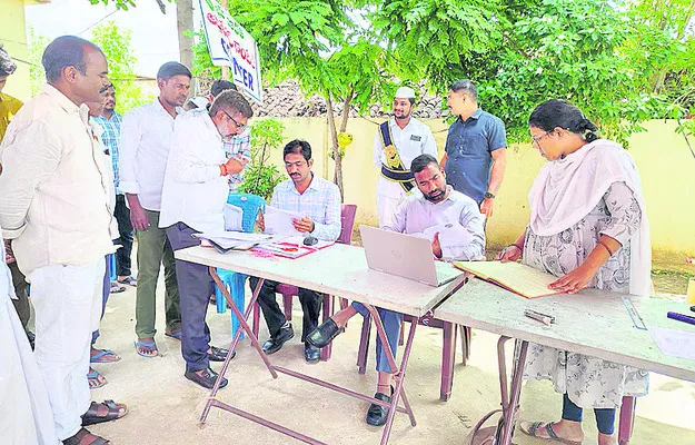 పంటల విస్తీర్ణాన్ని బట్టి ఎరువులు అందజేయాలి