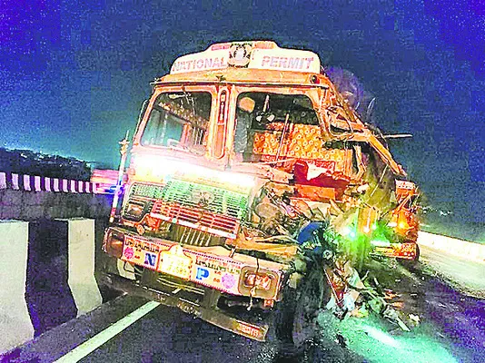 ఇద్దరు లారీ డ్రైవర్ల దుర్మరణం