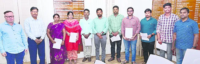 అంకితబావంతో పని చేయాలి 