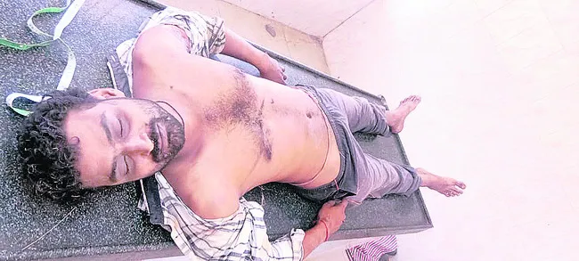 ట్రాక్టర్‌ బోల్తా పడి ఇద్దరు కూలీల మృతి 
