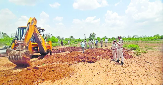 అటవీ సిబ్బందిపై దాడికి యత్నం