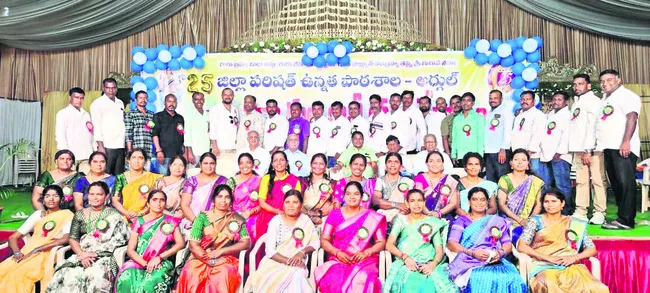పాతికేళ్లకు కలిశారు..