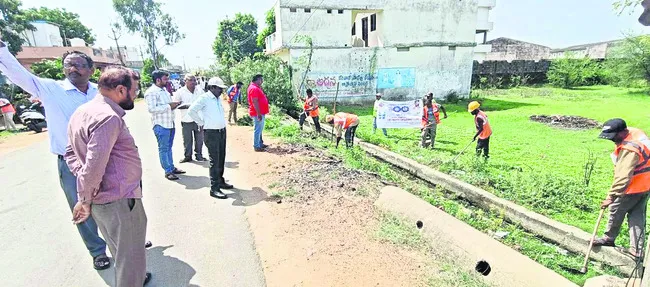 ప్రత్యేక పారిశుధ్య పనులు షురూ..! 
