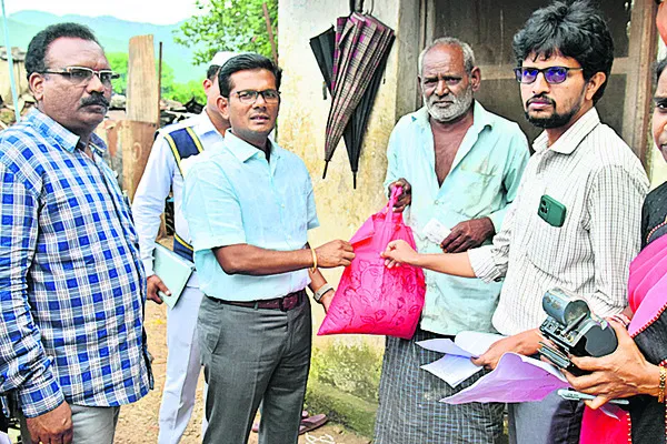 ప్రతి కార్డుదారునికిరేషన్ అందించాలి