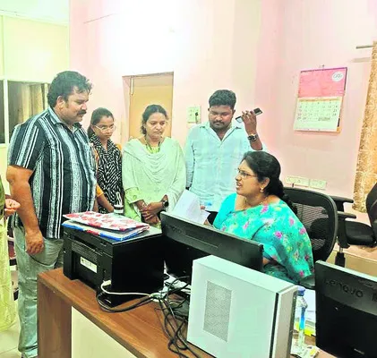 సచివాలయ సెక్రటరీపై ఫిర్యాదు 