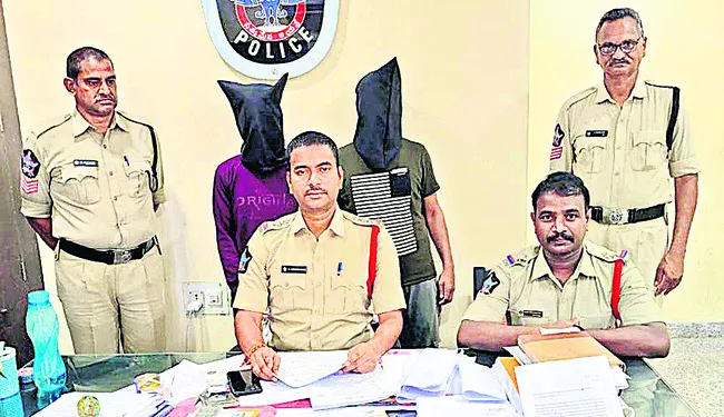 4 కేజీల గంజాయితో ఇద్దరు అరెస్టు