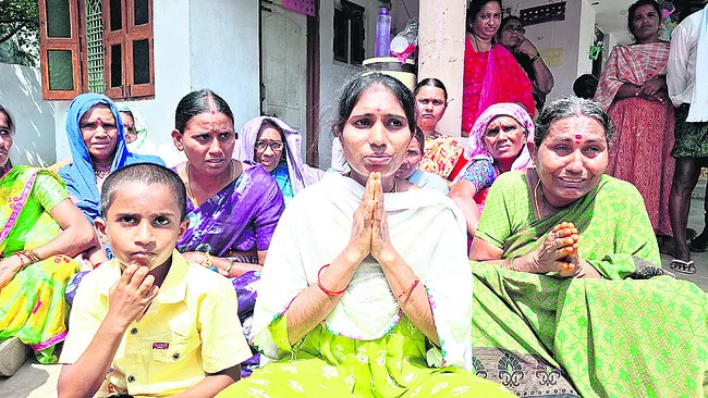 భర్త అన్యాయం చేశాడని మహిళ నిరసన