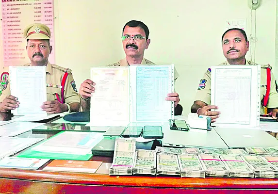 నకిలీ డిగ్రీ సర్టిఫికెట్లతో విదేశాలకు..