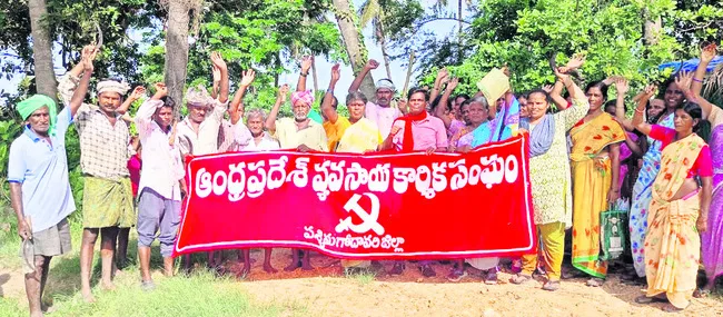 వేతనాల కోసం ఉపాధి కూలీల ధర్నా 