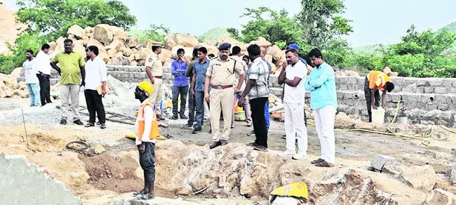 నిర్మాణ పనుల్లో వేగం పెంచాలి : ఎస్పీ