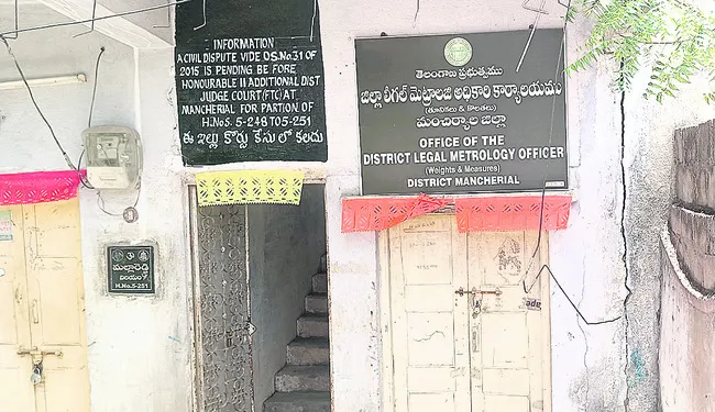 తూనికలు, కొలతల్లోనూ.. ఇంచార్జే..!