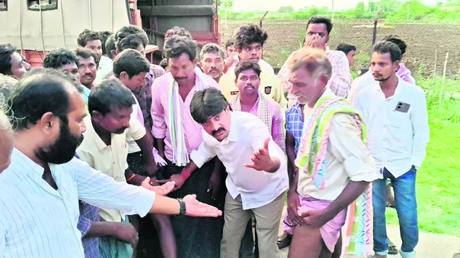 అమాయక రైతులపైఅక్రమ కేసులు పెడతారా?