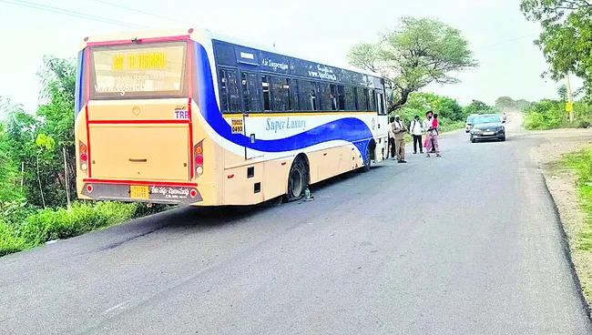 పేలిన ఆర్టీసీ బస్సు టైర్లు