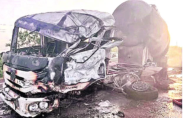 హైవేపై ఆయిల్ ట్యాంకర్ బోల్తా