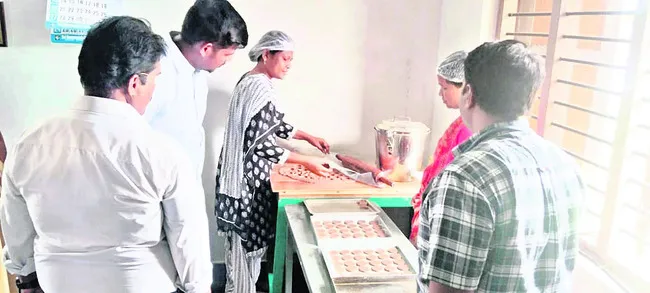 స్వయం ఉపాధితో ఎదగాలి