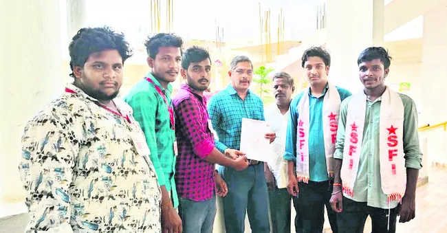 విద్యాసంస్థల ఫీజుల దోపిడీ అరికట్టాలి 