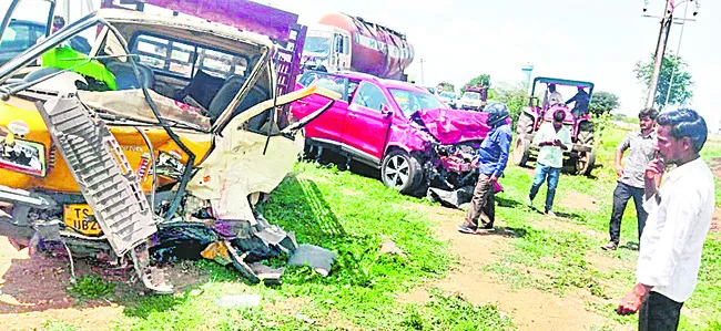 రెండు వాహనాలు ఢీ..