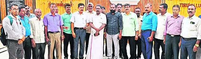 ఉపాధ్యాయులతో కలెక్టర్ చర్చలు సఫలం