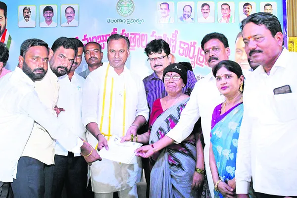 ఇందిరమ్మ ఇంటికి రూ.5లక్షలు సరిపోవు