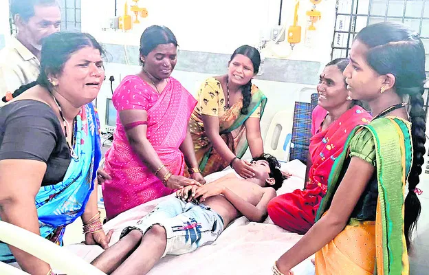 కారు లోపల ఊపిరాడక బాలుడి మృతి