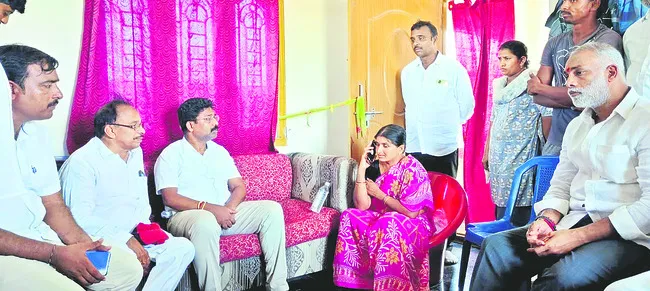 జాళ్లపాలెం బాధిత మహిళలకు సజ్జల పరామర్శ 