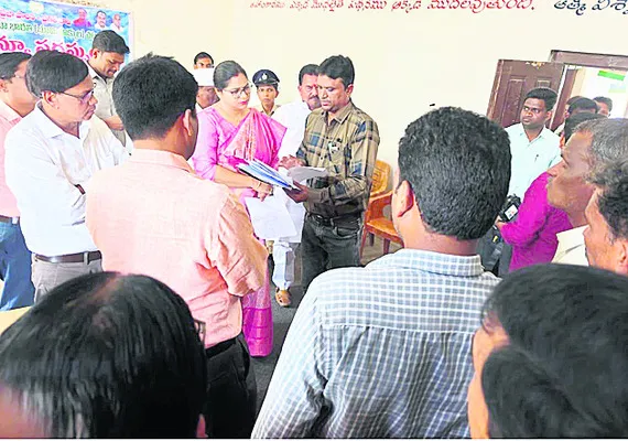 భూసమస్యలపై దరఖాస్తు చేయాలి