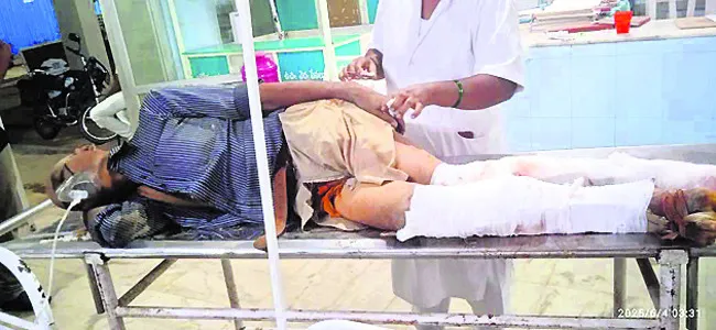 బస్సు చక్రాలు ఎక్కడంతో అటెండర్కు గాయాలు