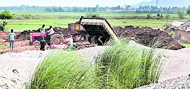 కుండల తయారీ పేరుతో మట్టి అక్రమ రవాణా
