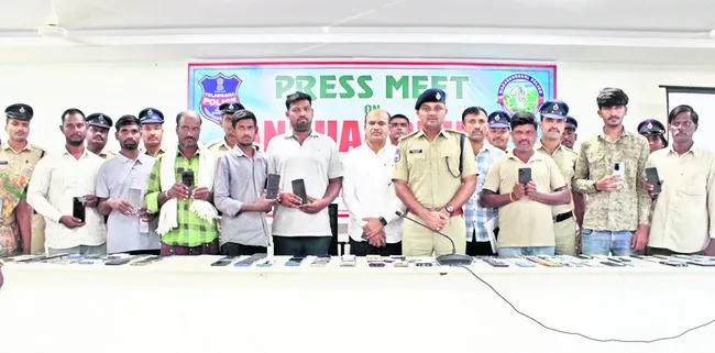 సీఈఐఆర్‌ పోర్టల్‌లో ఫిర్యాదుల నమోదు : ఎస్పీ