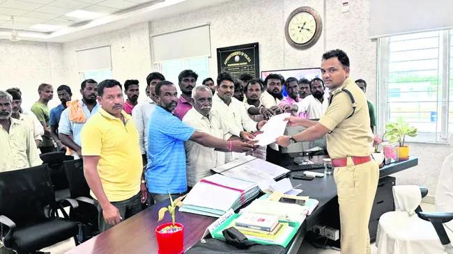 నగదు ఇప్పించాలని ఎస్పీకి ఫిర్యాదు