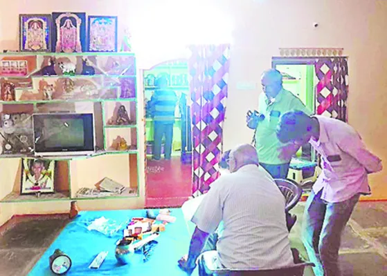 తాళం వేసిన ఇంట్లో నగలు, నగదు చోరీ