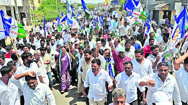 చంద్రబాబు ఏడాది పాలనపై  ప్రజాగ్రహం పెల్లుబుకింది. సీఎం డౌన్‌..డౌన్‌ నినాదం హోరెత్తింది. కూటమి సర్కార్‌ అసమర్థ పాలనకు వ్యతిరేకంగా ఊరూవాడా ఏకమైంది. వైఎస్సార్‌ సీపీ ఆధ్వర్యంలో బుధవారం నియోజకవర్గ కేంద్రాల్లో నిర్వహించిన ‘వెన్నుపోటు దినం’లో ప్రజాగర్జన వినిపించ