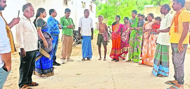 తప్పిన లక్ష్మీ కాసులు.. చివరకు హుండీలోకి..