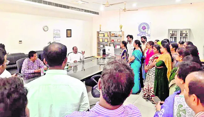 జేఎన్టీయూ ఒప్పంద  అధ్యాపకుల నిరసన
