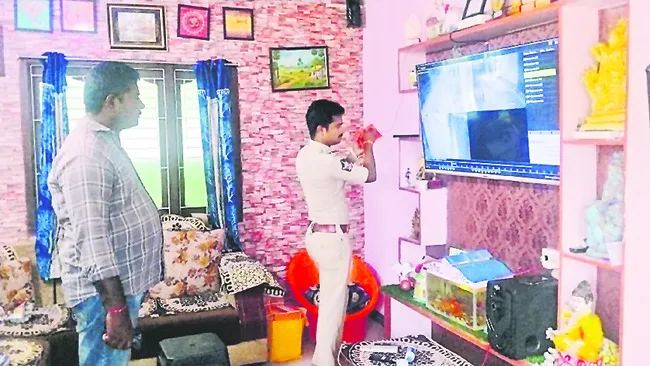 ఉపాధ్యాయుడి ఇంట్లో చోరీ