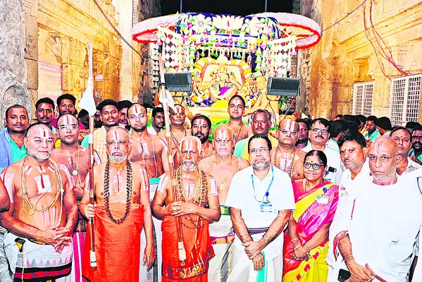 ముత్యపు పందిరిపై తేజోమూర్తి 