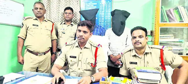 బెదిరించి..రూ.25వేలు యూపీఐకి బదిలీ 