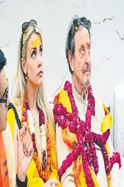 Tesla CEO Elon Musk father visits Ram Temple3