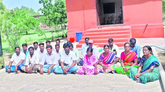 ఉద్యోగ భద్రత కల్పించాలి 