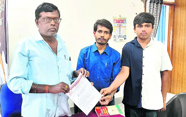 విద్యారంగంలో ఫీజుల దోపిడీ అరికట్టాలి