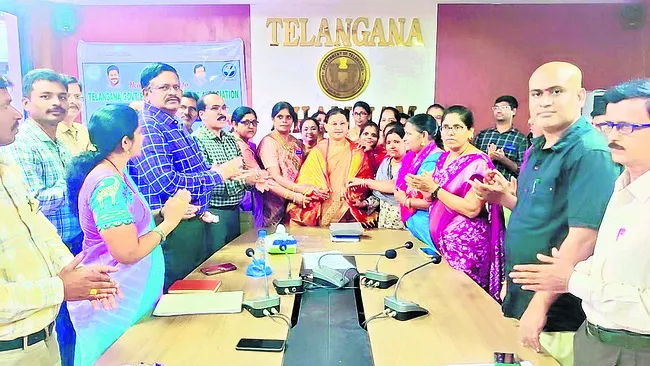 డీఎంహెచ్‌ఓ కార్యాలయంలో సంబరాలు