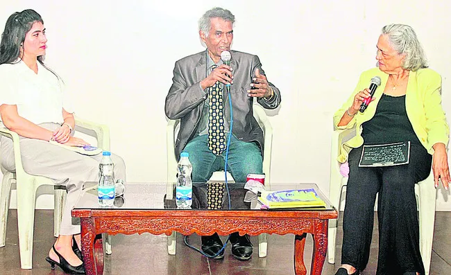పుస్తకాల పఠనంపై ఆసక్తి పెరగాలి