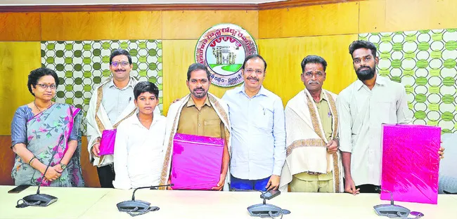 నిజాయితీకి నిదర్శనం ఆర్టీసీ ఉద్యోగులు
