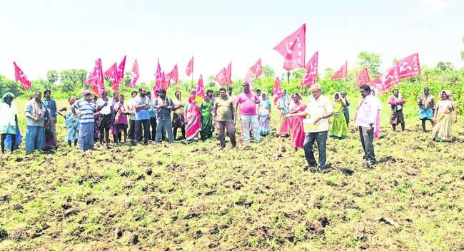 మిగులు భూముల్లో నిరసనగా ఏరువాక